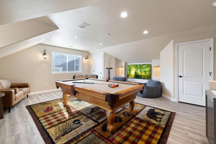 NEW 5 bedroom Family Oasis with Game Room, Near Downtown