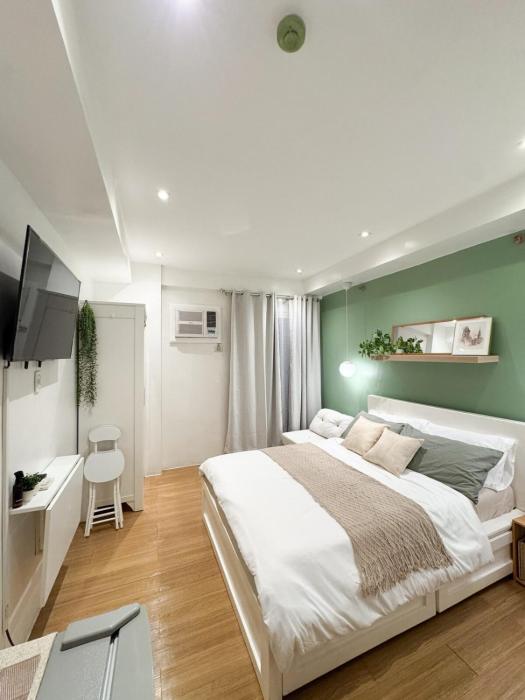 Top-Floor Studio in Makati with City Views Good For 2-3 Pax