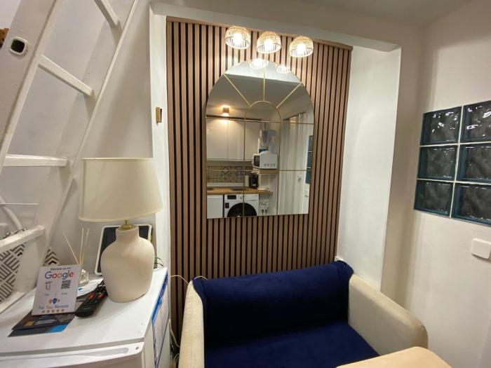 Cadarso calle, pequeño estudio de 8m2 con altillo con escaleras a cama doble, en Palacio Real y Plaza de España