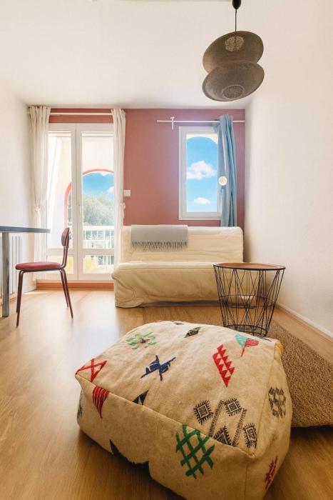 Appartement tout équipé avec balcon à 800 m du centre thermal