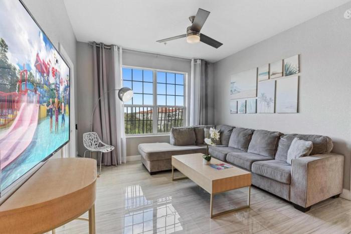 4102 Stylish 3-Bedroom Apartment at Vista Cay 304