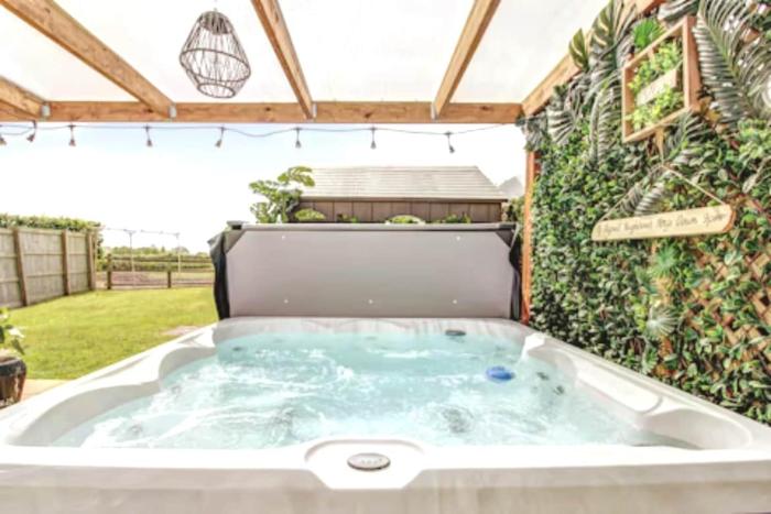 Stunning Cottage, Hot Tub, 8 MINS to CITY & Z00