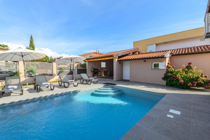 Bezaubernde Villa nur 400 Meter zum Strand mit Privatpool, Parkplatz für 3 Autos, Grill