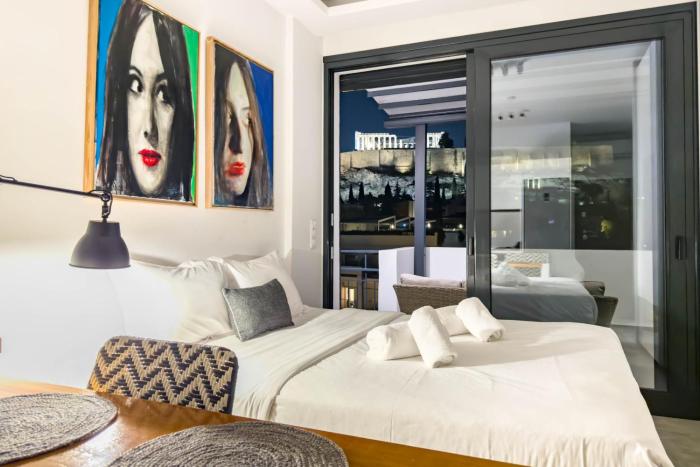 Cozy Deck Roof Apt at the Foothills of Acropolis