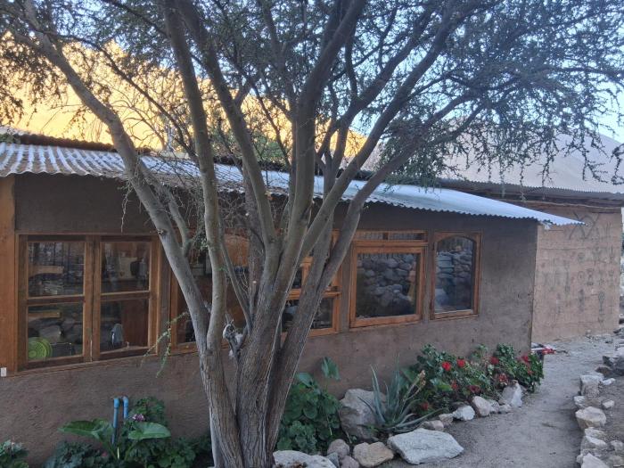 cabaña entre rio y montaña