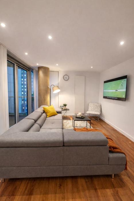 High-End Modern Two-Bedroom Apartment central