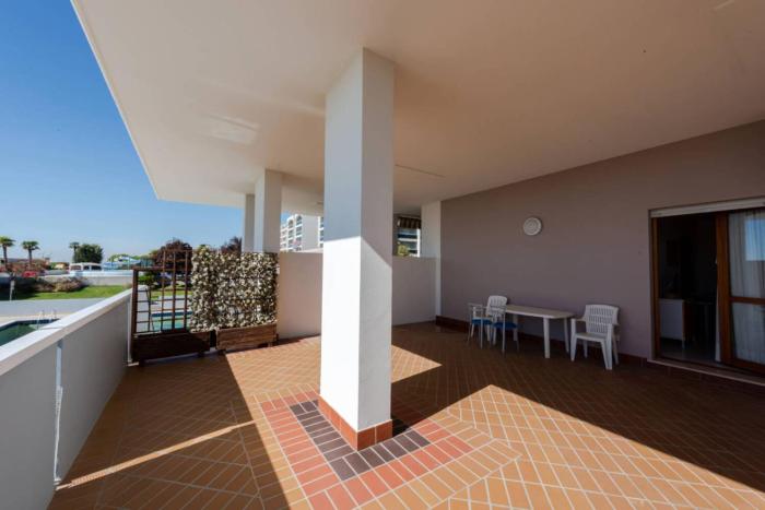 Beachfront colourful flat with swimming pool