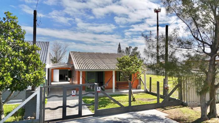 Casa com 3 quartos, 2 banheiros, 250 metros do mar