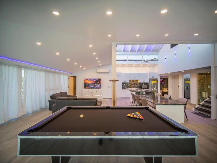 Luxury 3BR Penthouse 300m from beach