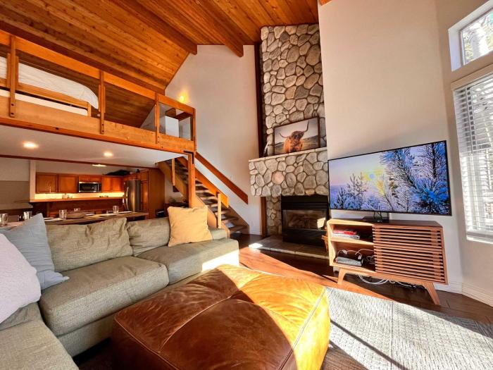 Snowcreek IV - Cozy Mammoth Ski Condo with Mtn Views and Hot Tub