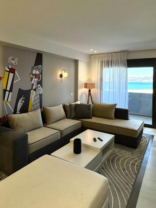 Sea View Apartment in Heart of Corniche