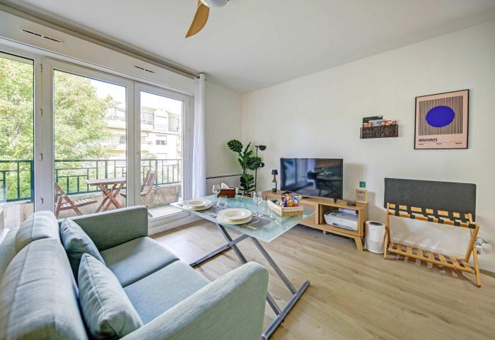 Bright Studio with Balcony near Paris