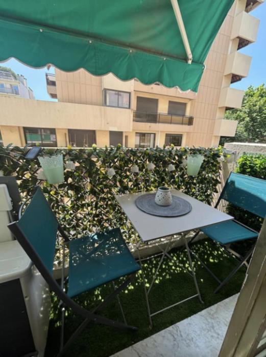 Charming studio for two with balcony in Antibes