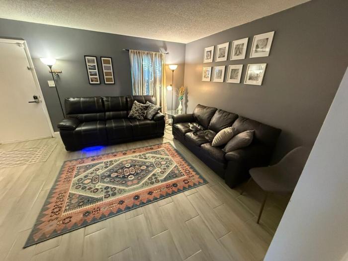 Stylish Townhome in Greensboro - 2 Suites