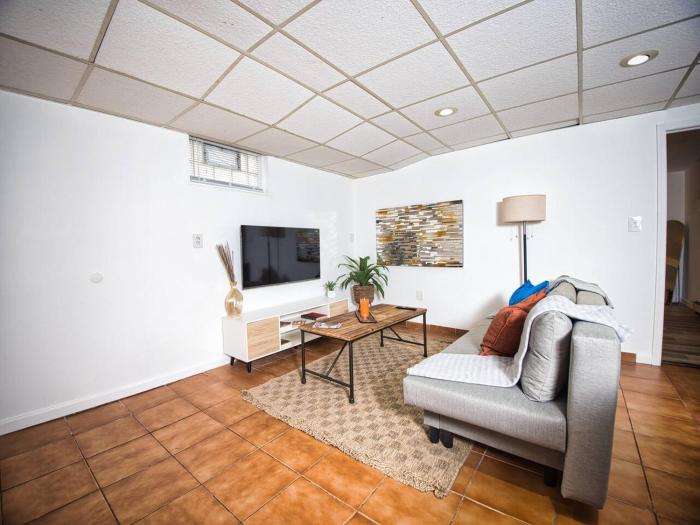 Cozy Apt With King Size Bed- Only 5 Miles to NYC