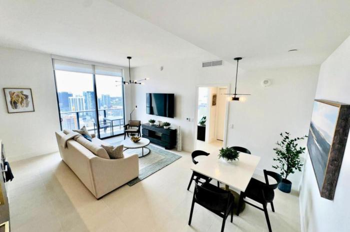 4905 Corner Penthouse with Sunset Views a Pool and Gym in Downtown Miami