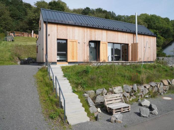 Modernes, ökologisches Design Ferienhaus in der Eifel Vulkaneifel I 2 Schlafzimmer, Sauna, Yoga & Kaminofen, schnelles WLAN & Arbeitsplatz