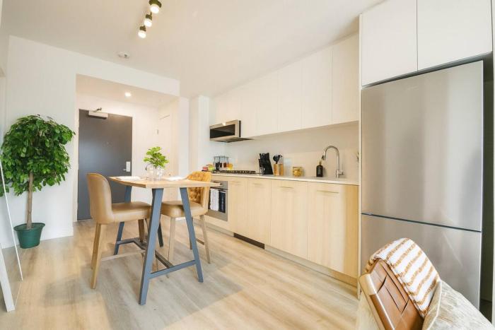 Central King Bed Condo Gym Parking AC Banff