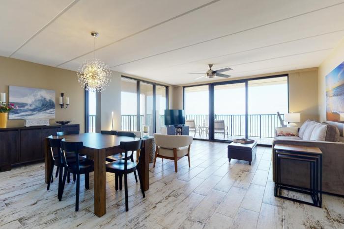 Beautiful Beachfront Condo with Spectacular Views