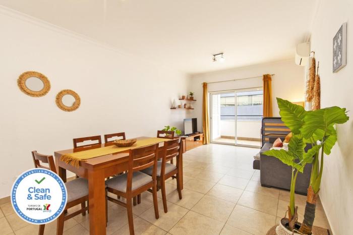 A04 - Large Modern 1 bed Apartment with Pool