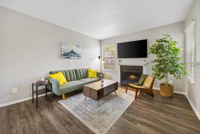 Emerald Loft - Pool, Gym & Free Parking!