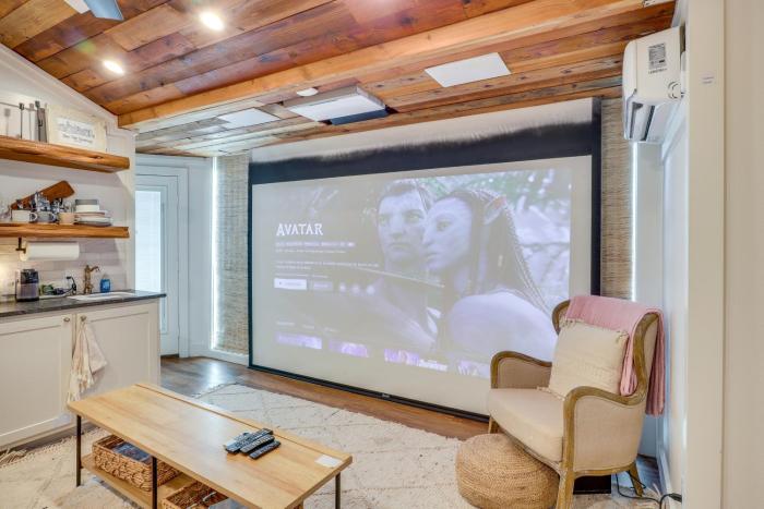 Sleek Studio w Projector - Near Texas Tech!