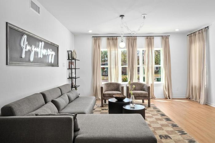 Med Center 8 min, Spa Lounge, 3 Ensuites, Gated