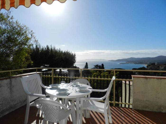 Appartement 2 pièces avec terrasse vue mer, parking au Lavandou - FR-1-251-898