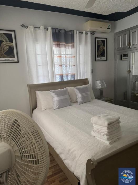 Island Bleu Hideaway & Tours