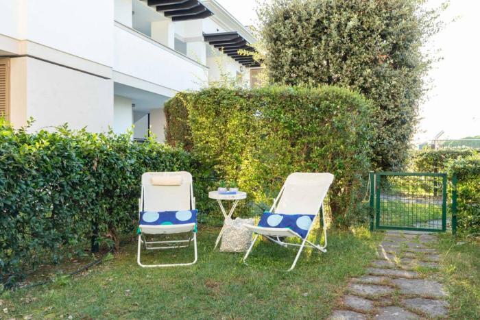 Pool-view flat with fenced garden