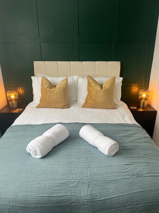 Modern Classic 2 bed apartment with Sofa Bed Sleeps 5 FREE PARKING by Graves Park Peak District