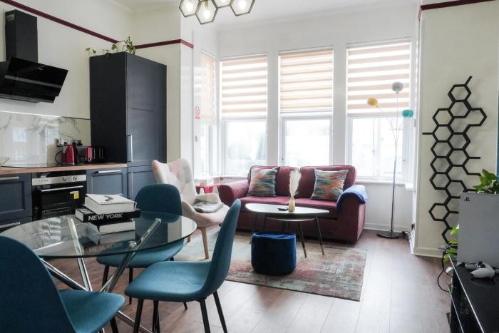 1BR Super King sized Apartment Contractor friendly - Free Parking!