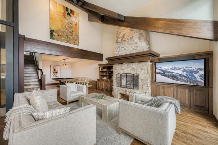 2744 The Cove! Modern Luxury Townhome with Hot Tub, Pool, and Shuttle to the Slopes! home