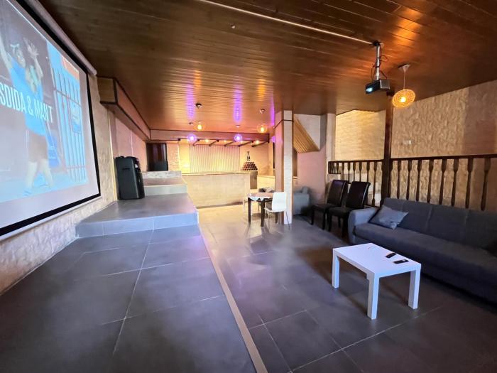 Modern entire house for 12, Pool, Cinema Bar