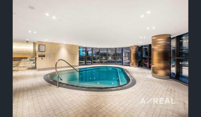 Modern Docklands Apartment River Views Near CBD