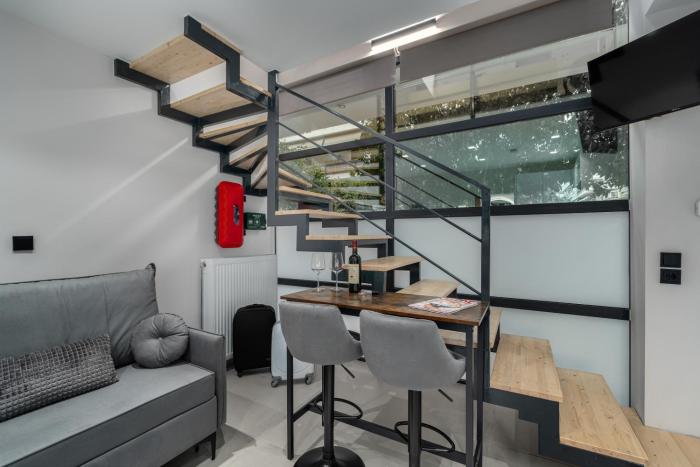 LOFTAKI - Minimal Loft Near Metro & In the Heart of Athens