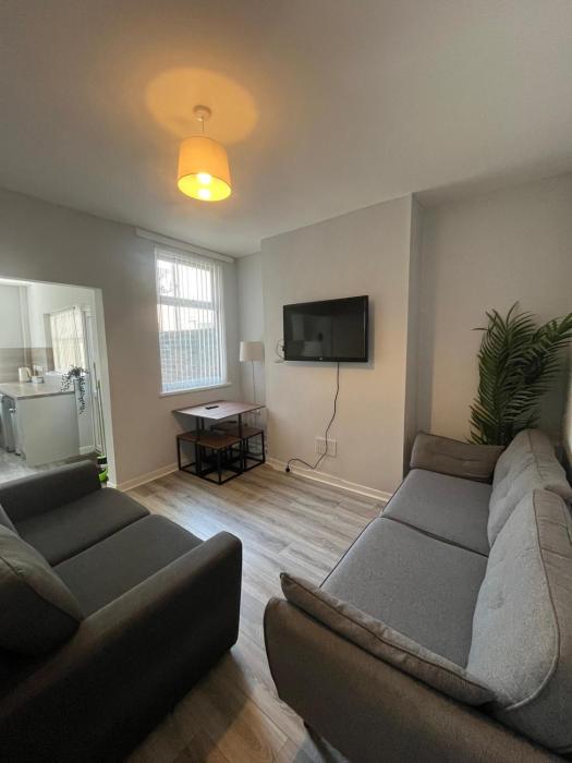 4BR Modern & Stylish, Contractors, Parking