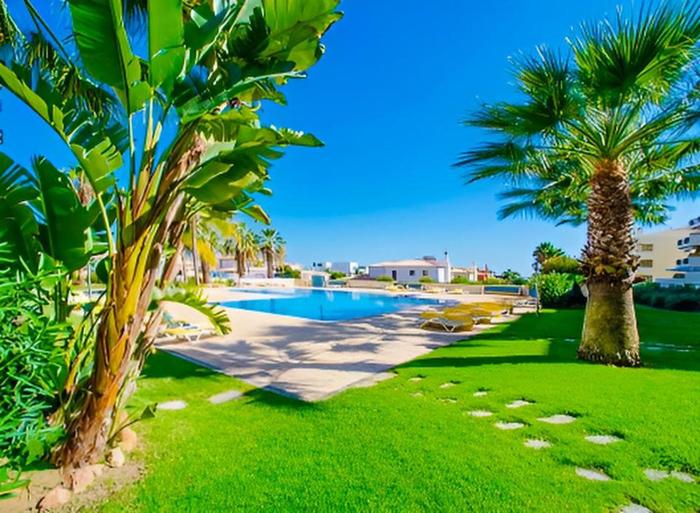 Sunny Condo- Pool Walk to the Beach