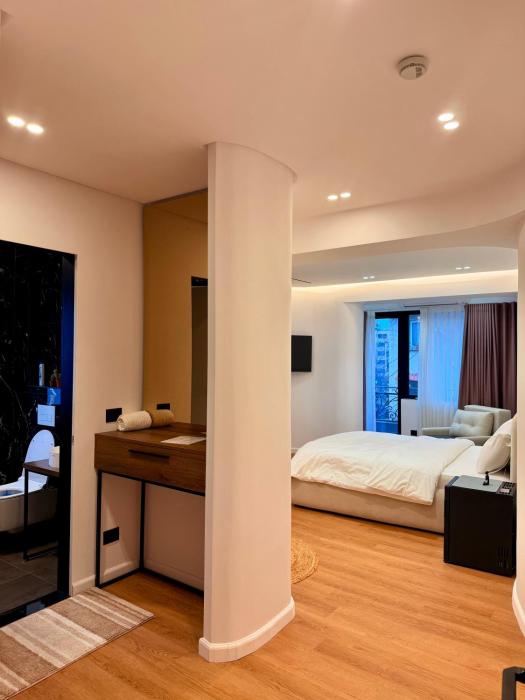 Fivenco Suites - Private Suites w King Bed Modern