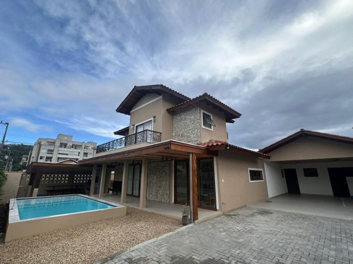 Casa Pedra e Luz em Bombinhas com piscina aquecida
