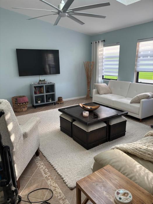 Canal Front Home with salt water Pool and Hot Tub