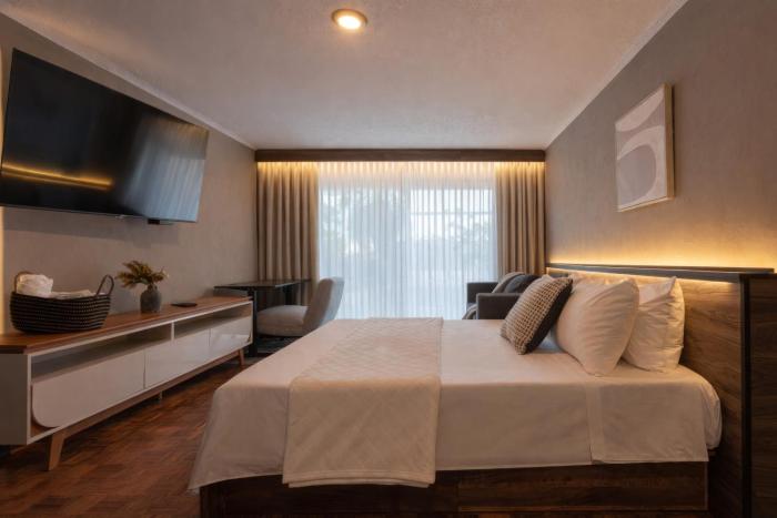 Miranthia Hotel Business and family