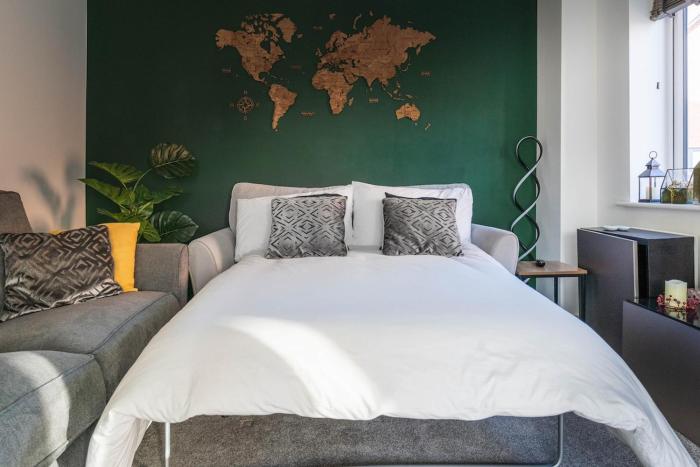 3 Bedroom House - Sleeps 8 - Driveway Parking