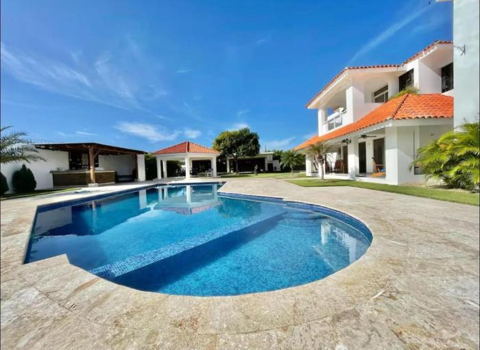 10 bedroom huge villa close to Sosua downtown