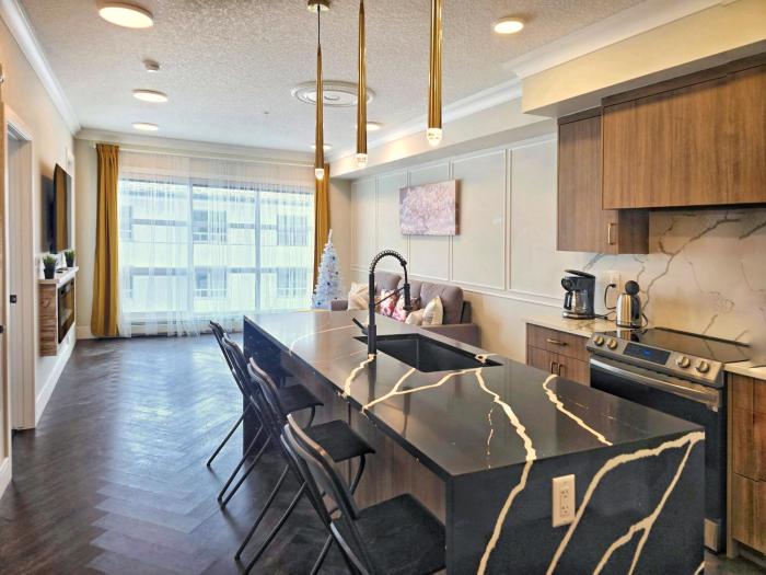 Family Stylish 1BR and Den Condo -Apartment with City View, Downtown, Balcony, Free Parking, In-Suite Laundry!