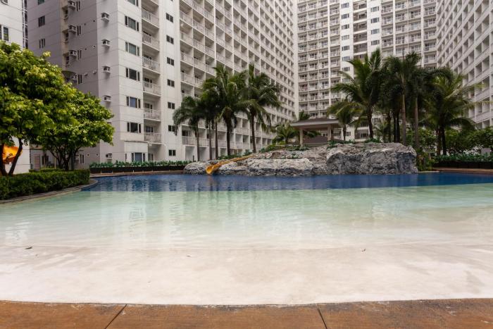 Near MOA and NAIA airport at Shore 1 Residences with balcony -unlimited WIFI