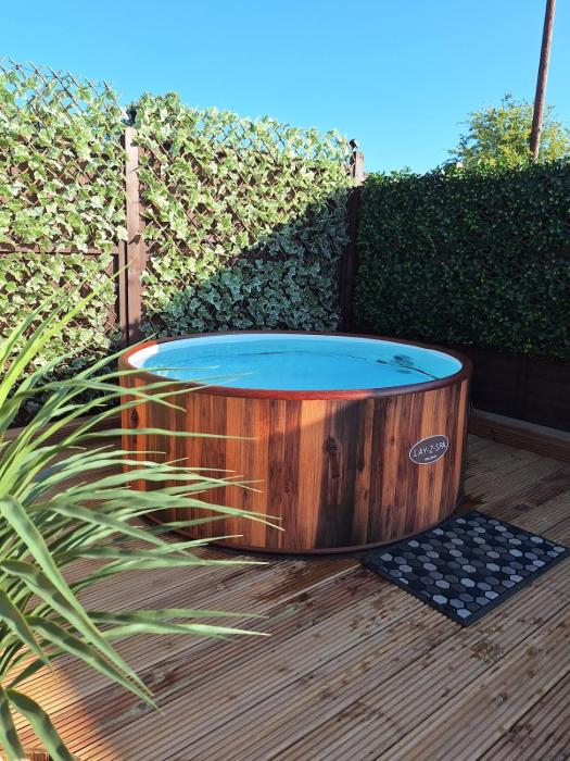 Spinnaker Barn, boutique, cute barn with hot tub