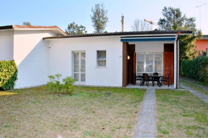 Semi-detached villa with large private garden