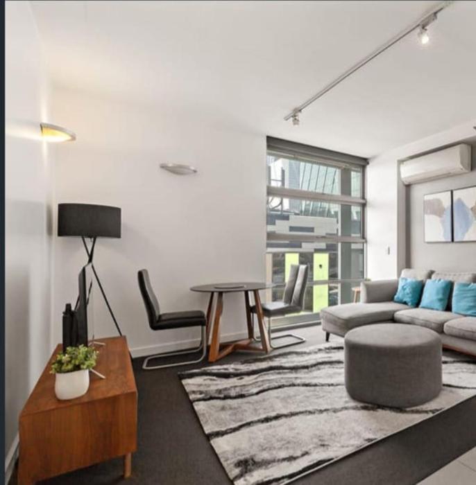 Dockland Retreat with Free Parking