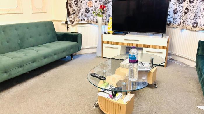 Vibrant Unit Suitable for a Family for 4- Huge Shared Kitchen, Free Parking and Wifi